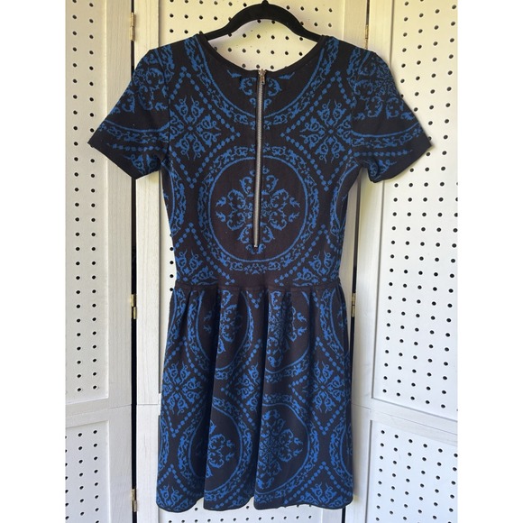 Romeo + Juliet Couture Black and Blue Damask Short Sleeve Sweater Dress Sz Small - Picture 5 of 7